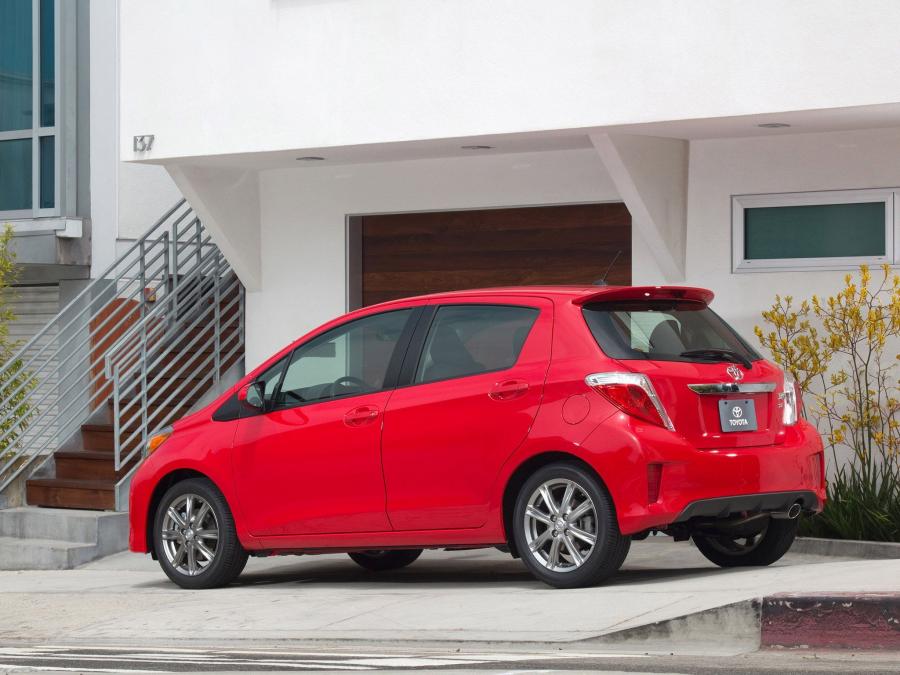  Toyota Yaris SE 5-Door 2011 года  (US) (фото 8 из 8)